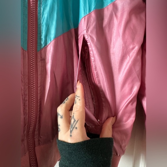 Vintage women’s windbreaker jacket. Size medium - Picture 4 of 9
